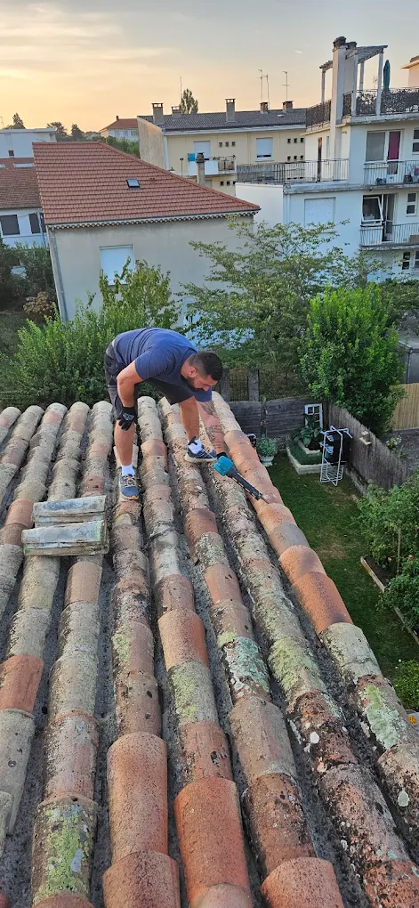 Mike Winaud - Couvreur professionnel au travail sur une toiture